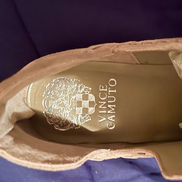 Vince Camuto taupe/tan booties - Picture 4 of 6